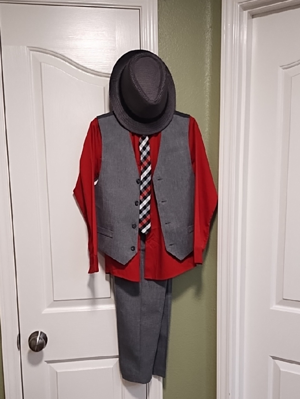 Van Heusen Red Children's 4 Piece Size 10 Suit Vest Slacks Tie & Shirt Plus Hat